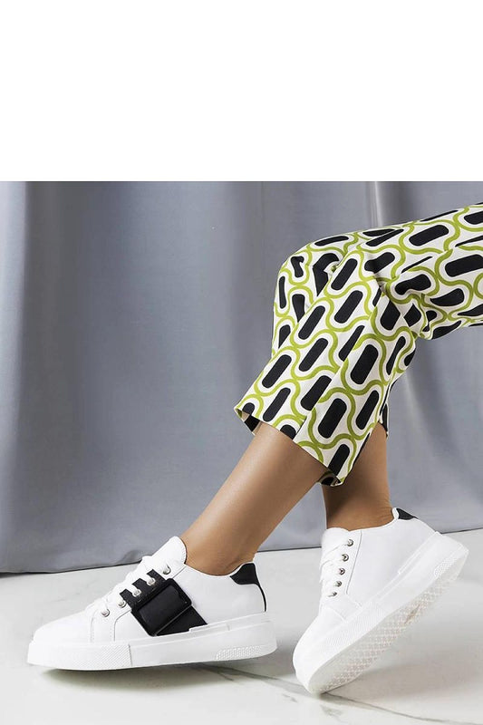 Białe sneakersy zdobione czarną klamerką Erin - Solea