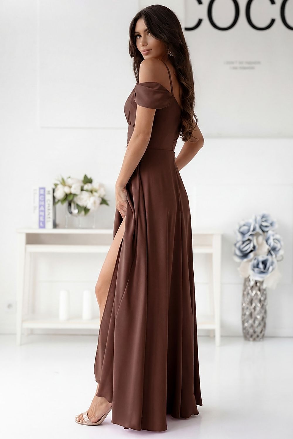 Sukienka Model Walentina Gładka 0011171. Czekolada - With You