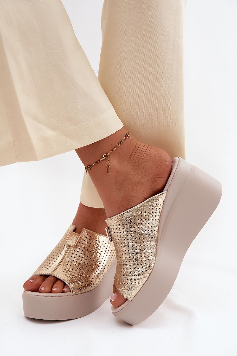 Sandał Klapki Model Vinceza 95392 Gold - Step in style