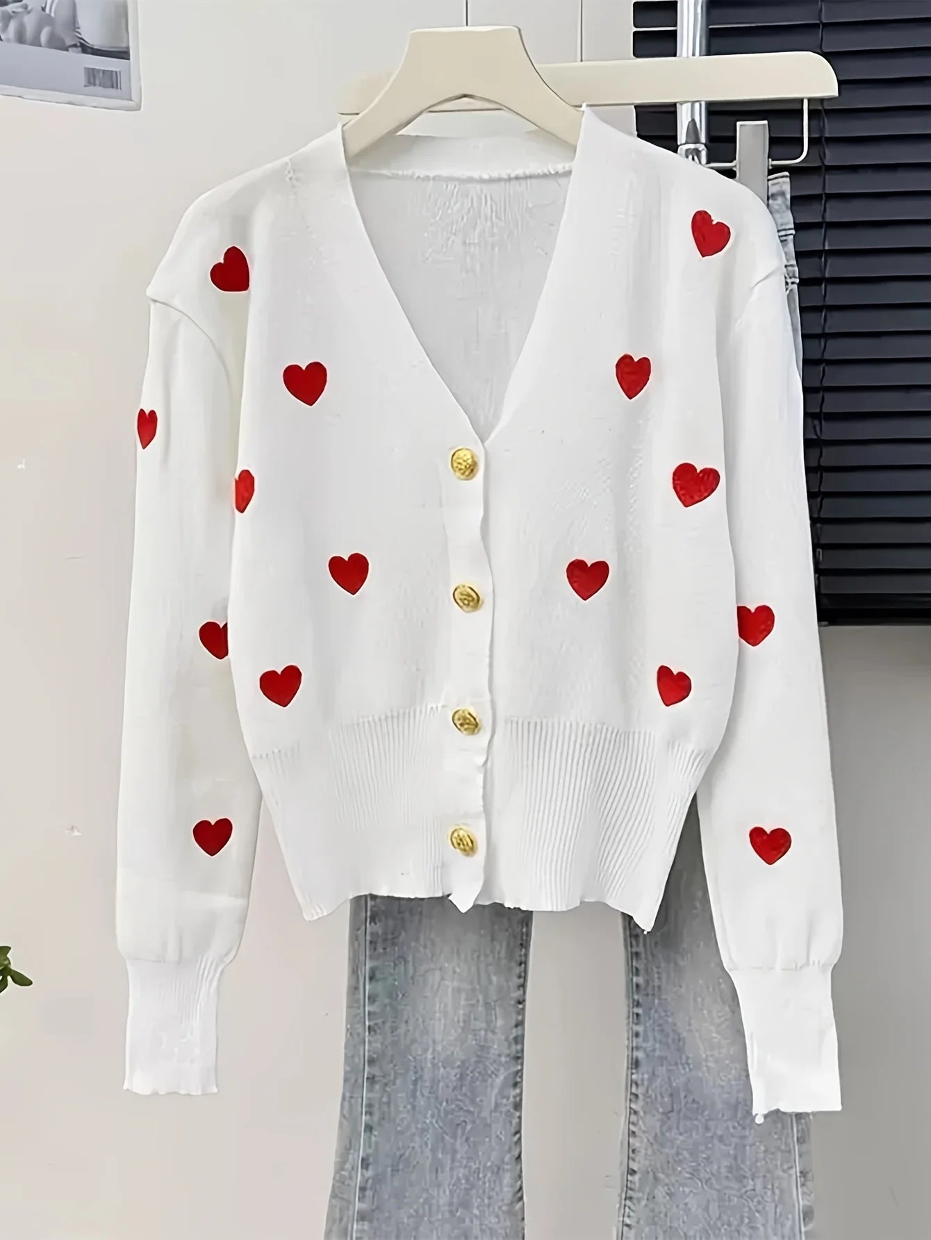 Kardigan z serduszkowymi guzikami – kobiecy, V-neck — Swetry — EldoradoShop