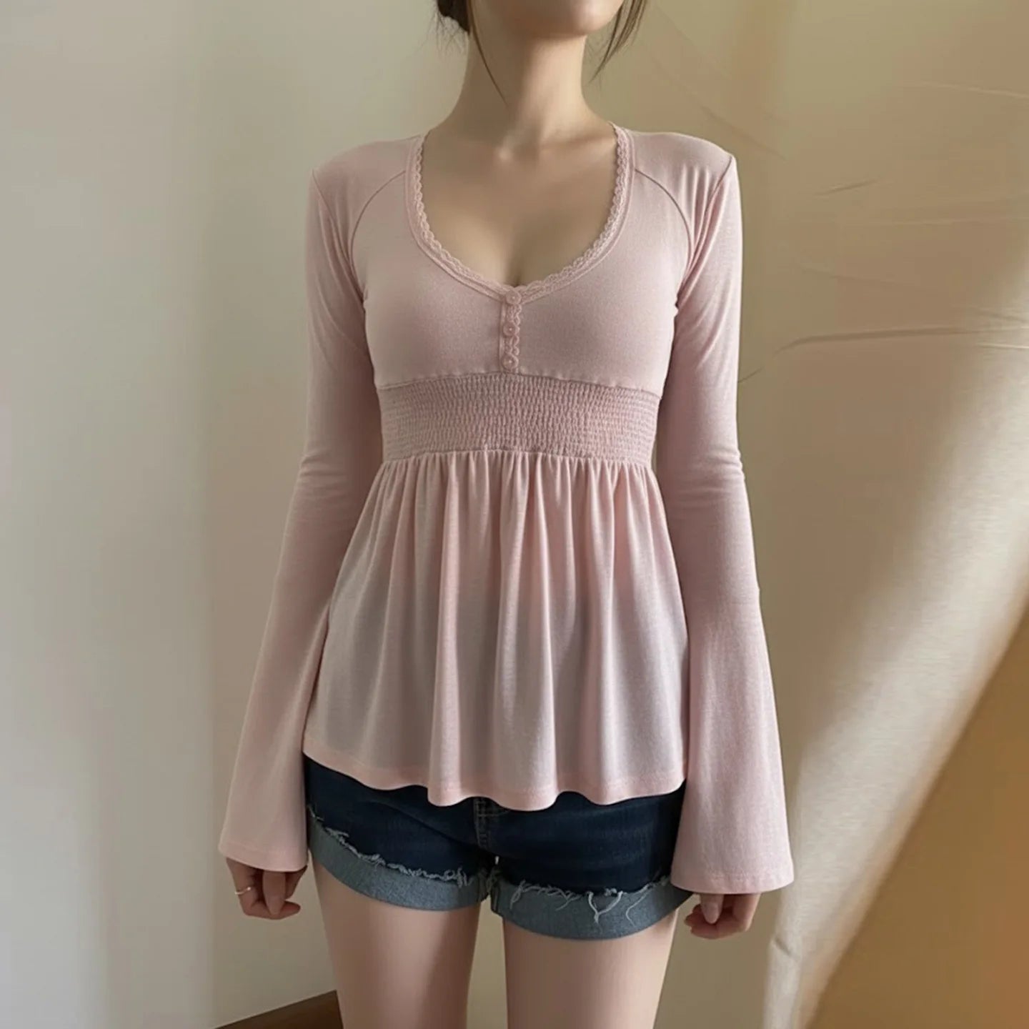 Sweter french chic – koronkowe detale, dzwonkowy rękaw — Swetry — EldoradoShop