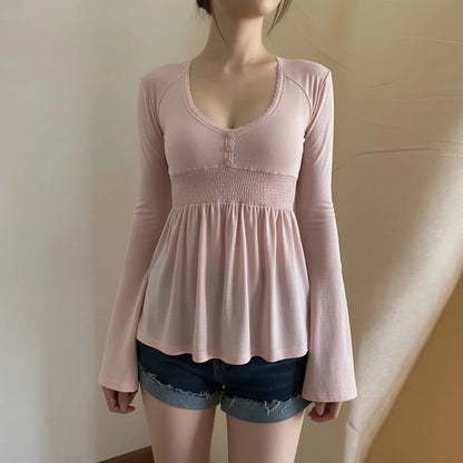 Sweter french chic – koronkowe detale, dzwonkowy rękaw — Swetry — EldoradoShop
