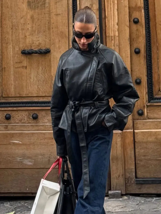 Krótki płaszcz ze sztucznej skóry z paskiem – motocyklowy, vintage