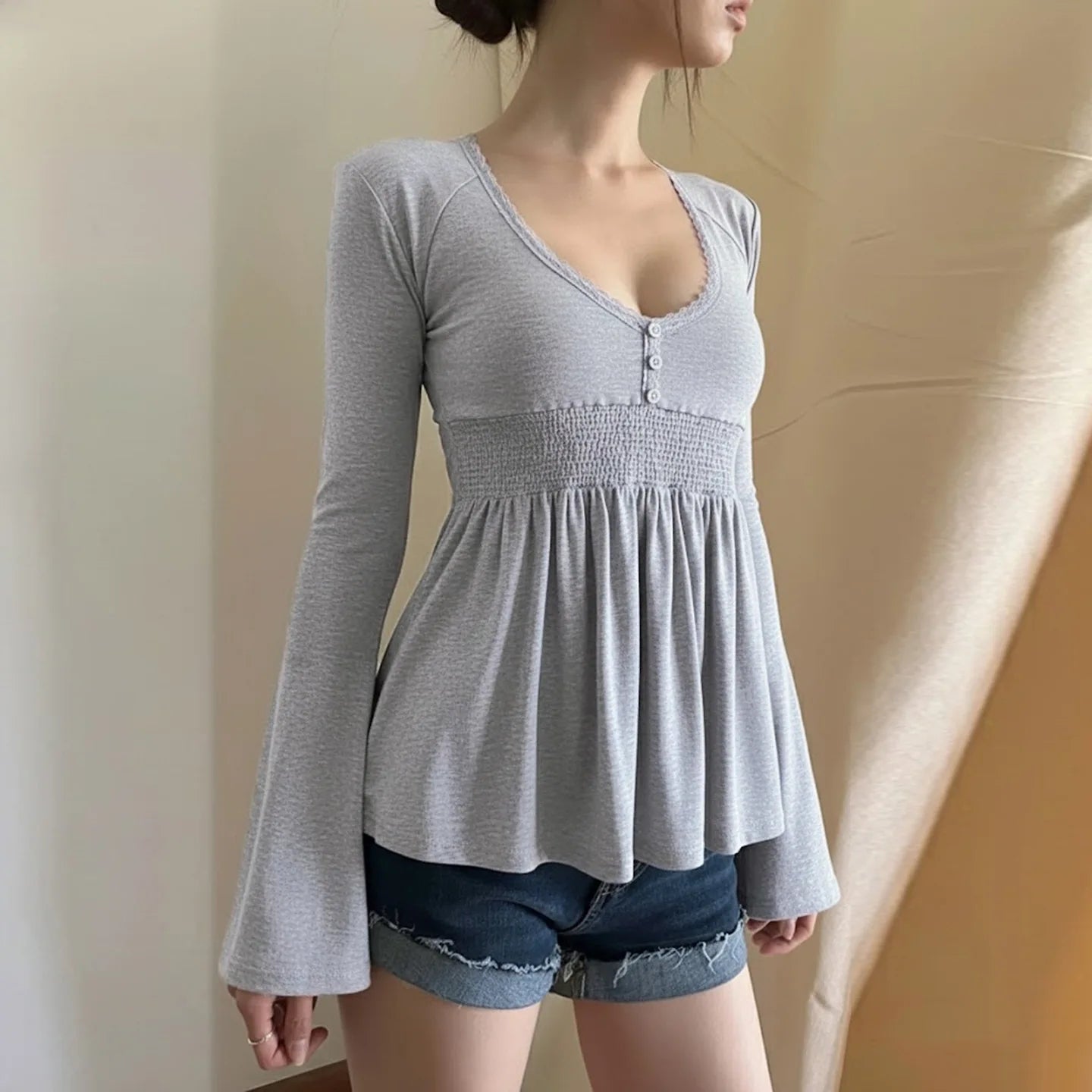 Sweter french chic – koronkowe detale, dzwonkowy rękaw — Swetry — EldoradoShop