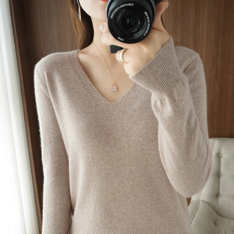 Sweter V-neck slim fit – kobiecy, 2026