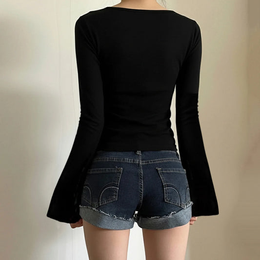 Sweter french chic – koronkowe detale, dzwonkowy rękaw