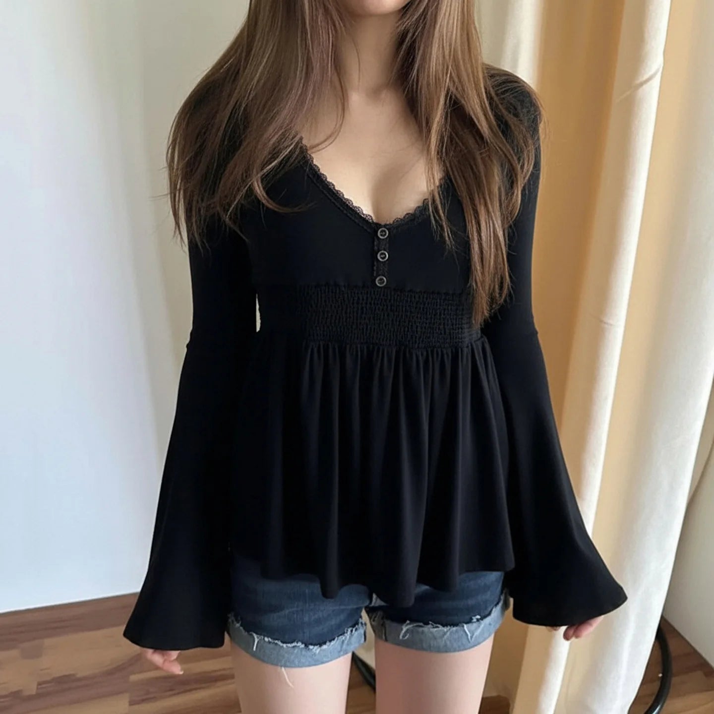 Sweter french chic – koronkowe detale, dzwonkowy rękaw — Swetry — EldoradoShop