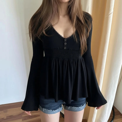Sweter french chic – koronkowe detale, dzwonkowy rękaw — Swetry — EldoradoShop