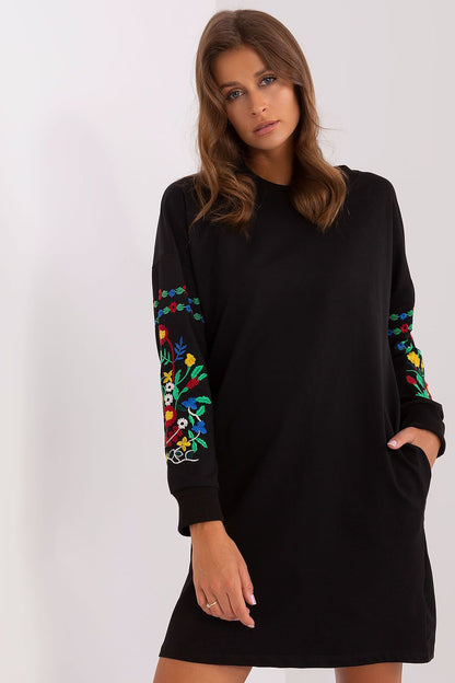  Sukienka Model RV-SK-8979.94P Black - Rue Paris 