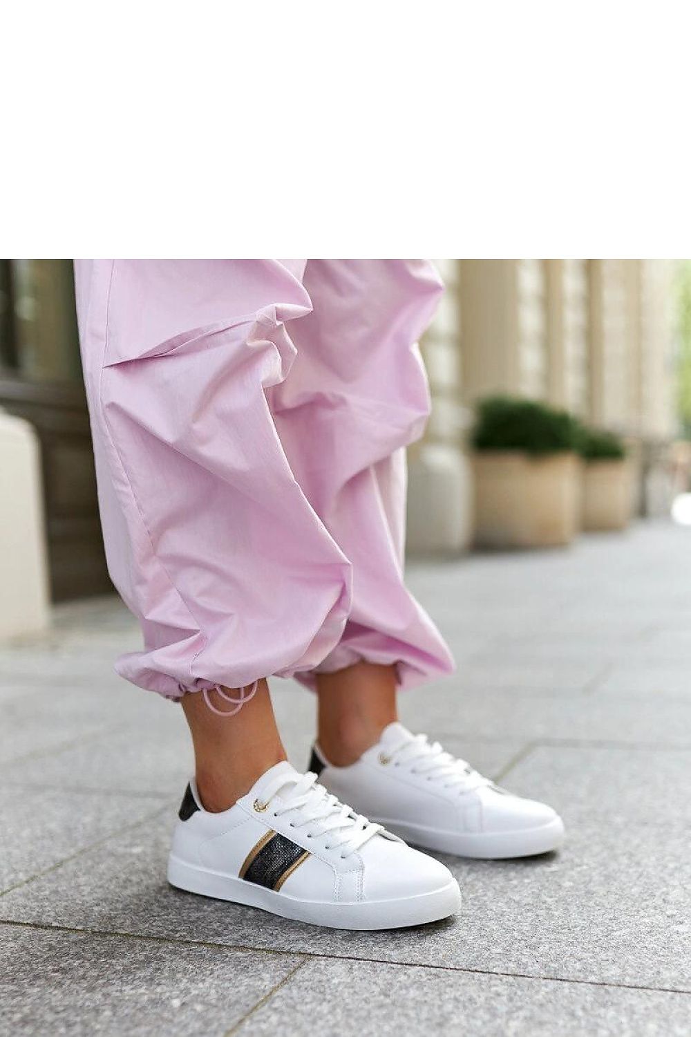   Białe sneakersy z ozdobnym paskiem Grada - Solea 