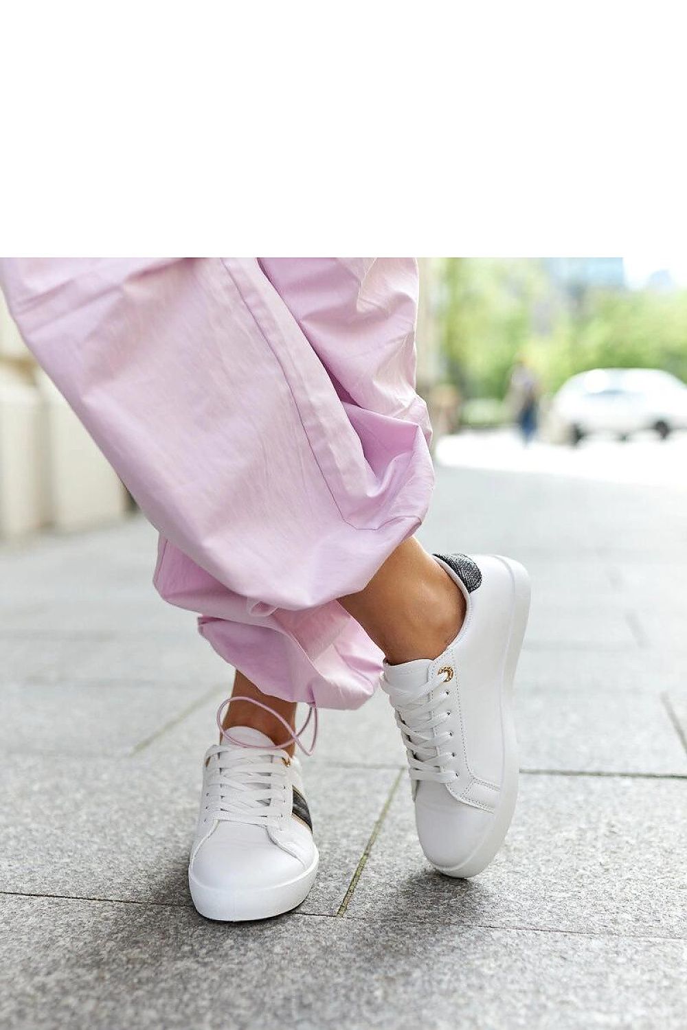   Białe sneakersy z ozdobnym paskiem Grada - Solea 