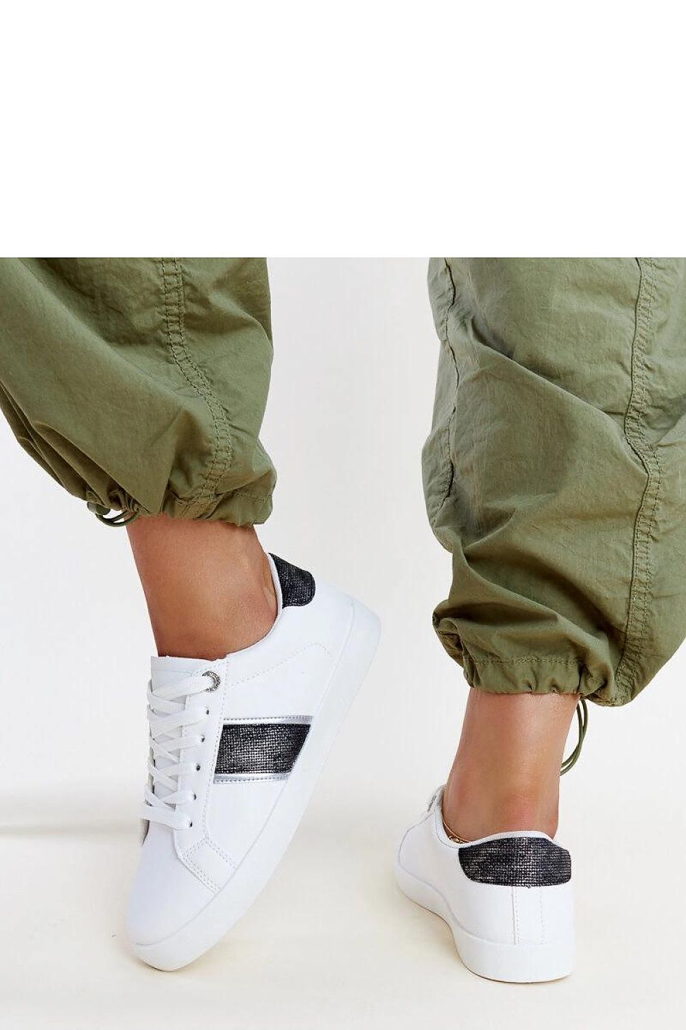   Biało-czarne sneakersy z ozdobnym paskiem Grada - Solea 