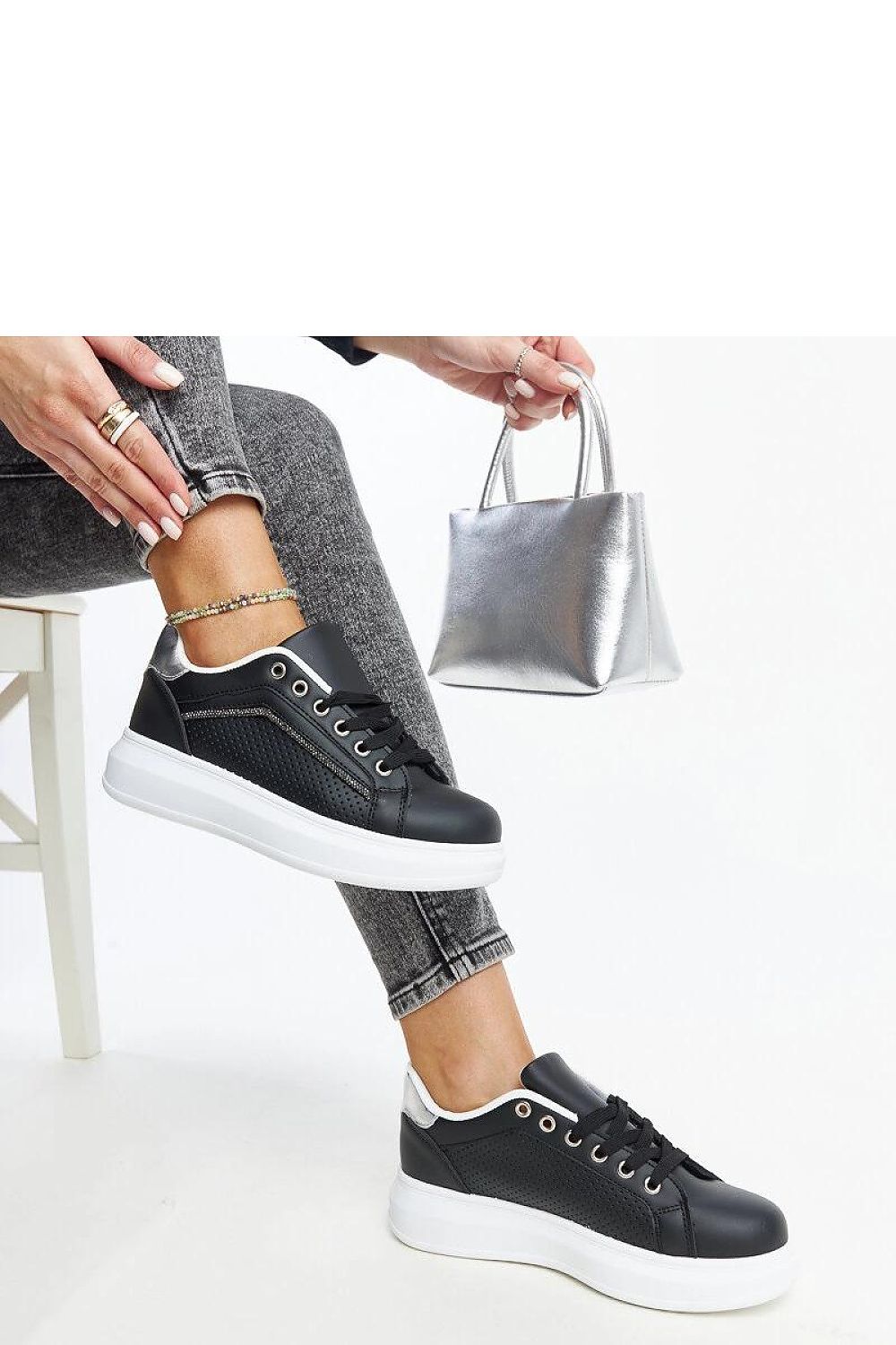   Czarne sneakersy z ozdobnymi cyrkoniami Perica - Solea 