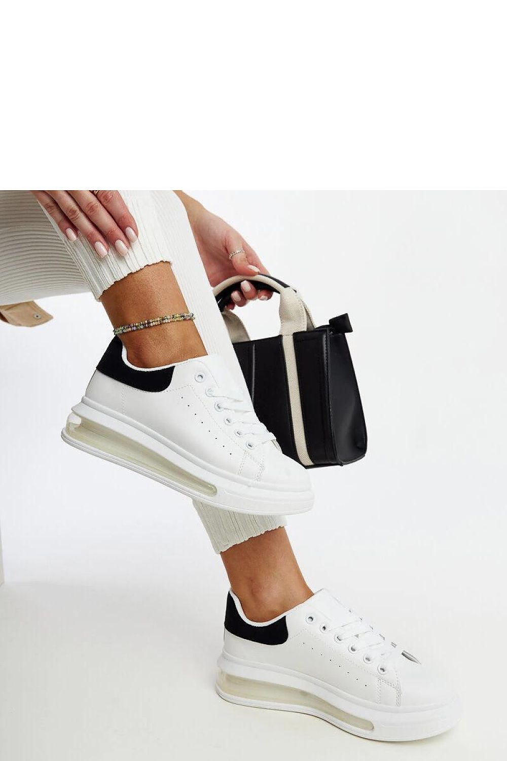   Białe sneakersy na wysokiej podeszwie Zrina - Solea 