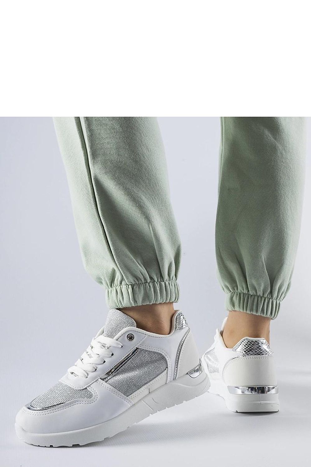   Białe sneakersy z ozdobną nitką Facondo - Solea 