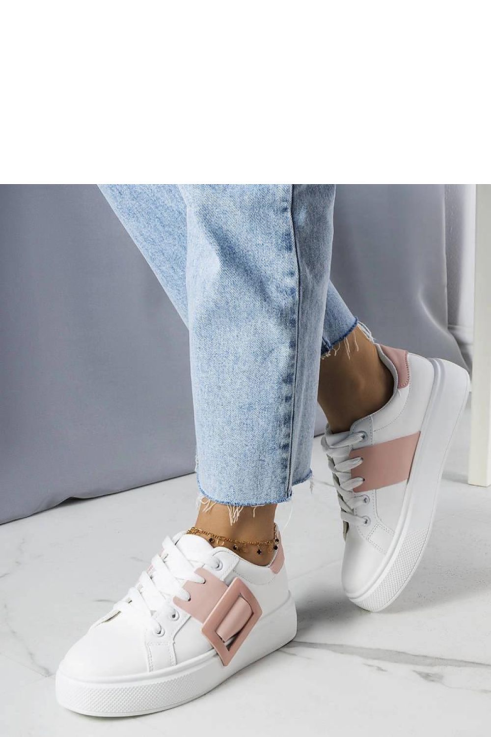   Białe sneakersy zdobione różową klamerką Toni - Solea 