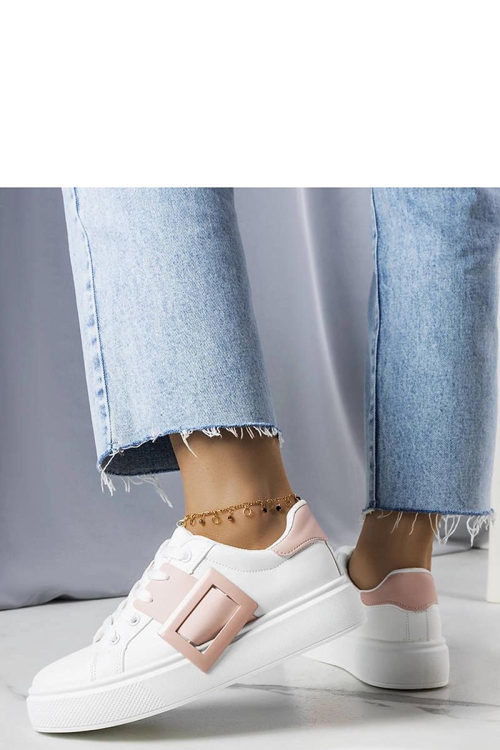   Białe sneakersy zdobione różową klamerką Toni - Solea 