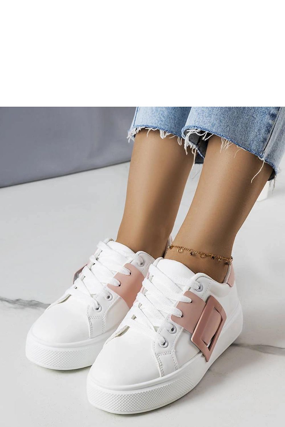   Białe sneakersy zdobione różową klamerką Toni - Solea 