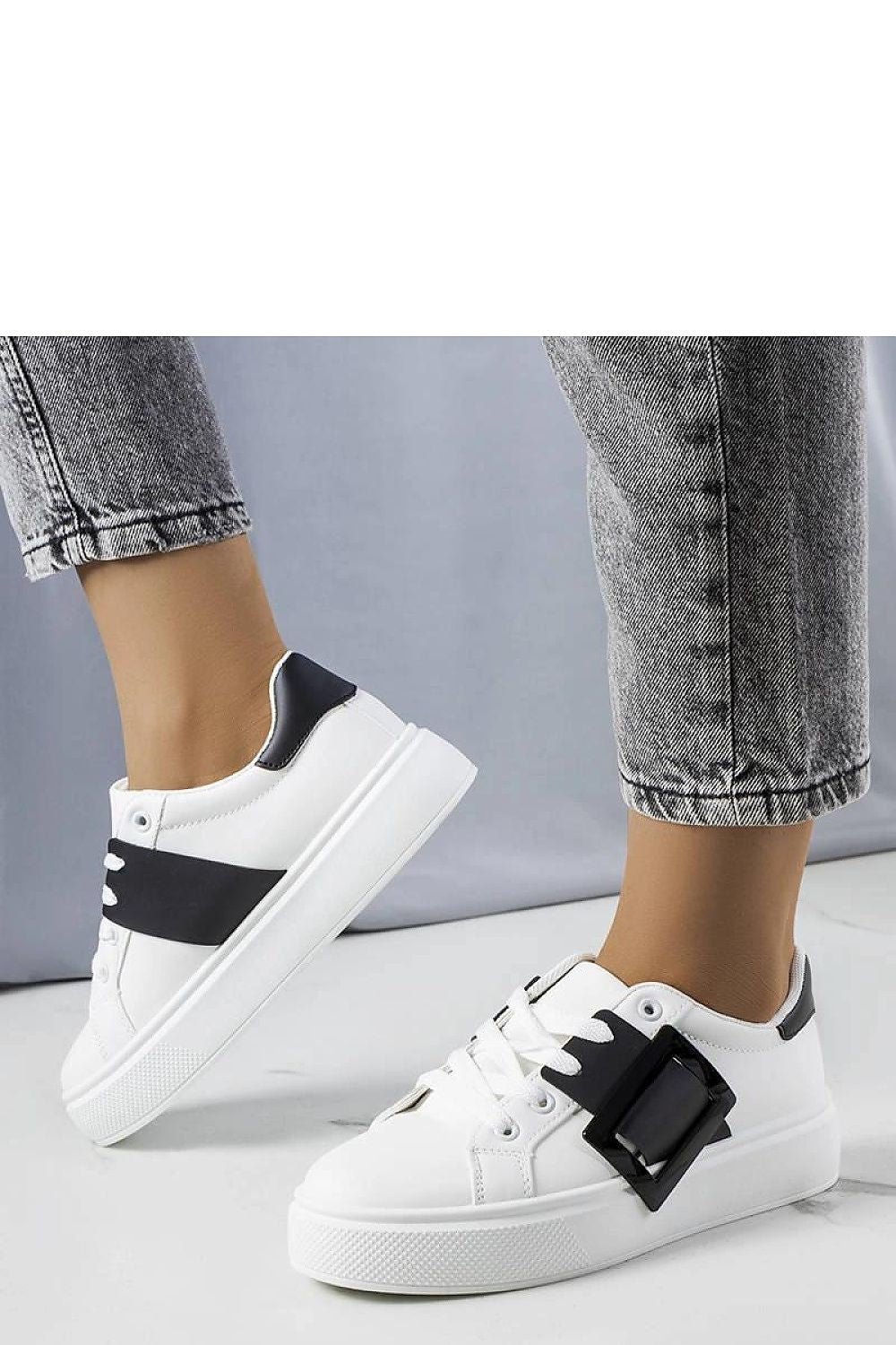   Białe sneakersy zdobione czarną klamerką Toni - Solea 