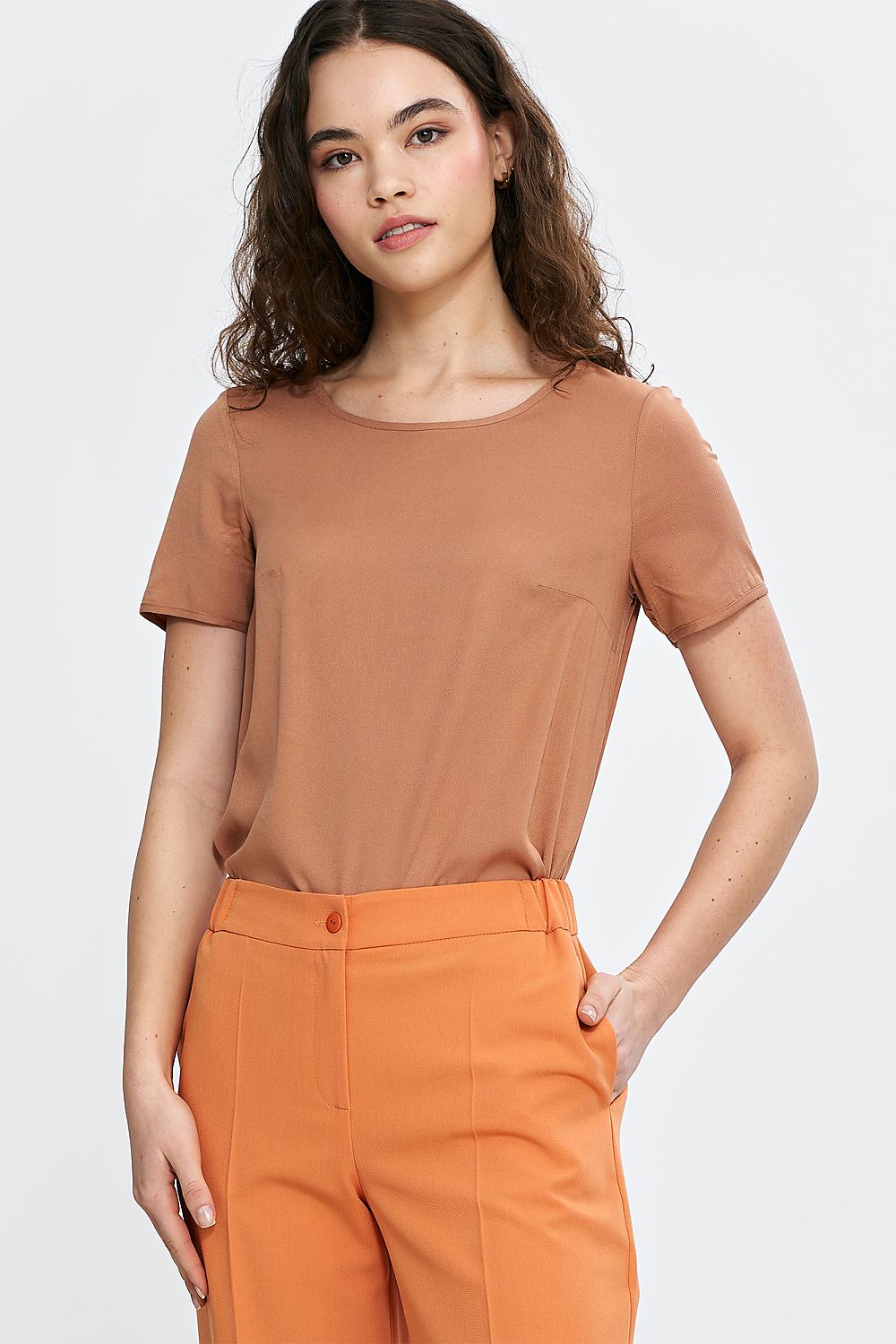   Bluzka basic z krótkim rękawem B193 Carmel - Nife 