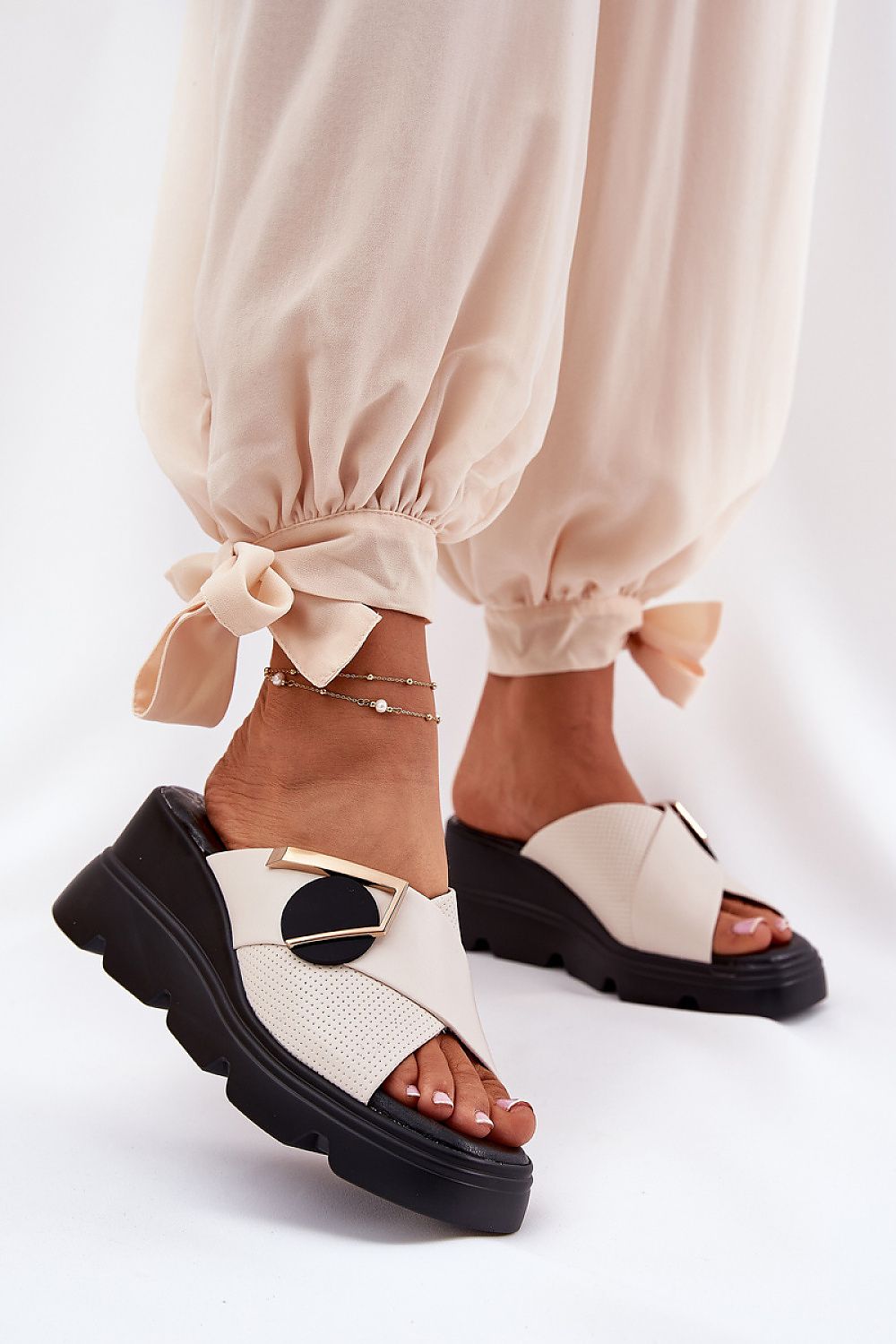  Sandał Klapki Model  Artiker 56C1585 Beige - Step in style 