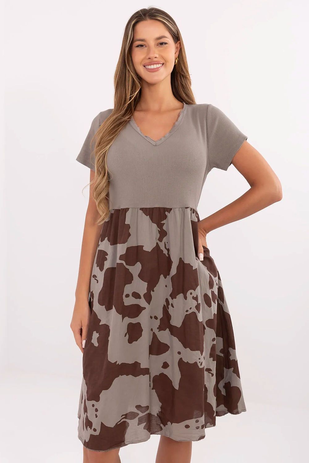  Sukienka Model DHJ-SK-253701.80 Dark Beige - Italy Moda 