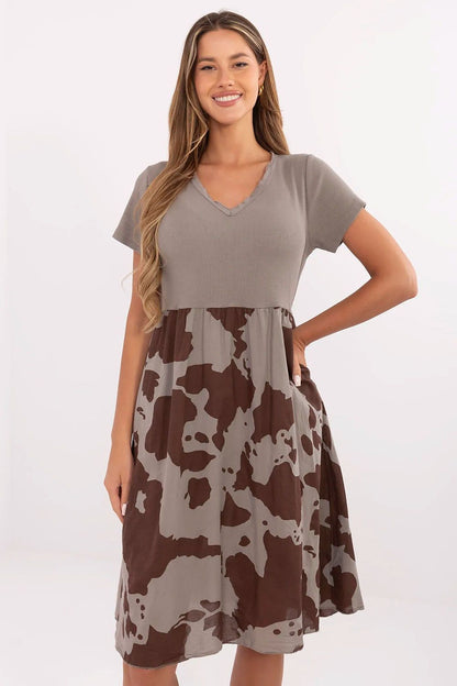  Sukienka Model DHJ-SK-253701.80 Dark Beige - Italy Moda 