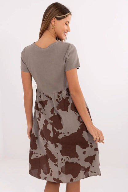  Sukienka Model DHJ-SK-253701.80 Dark Beige - Italy Moda 