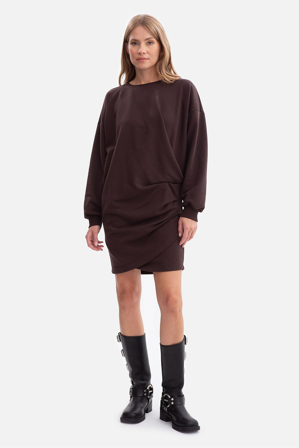  Sukienka Model B298 Gorzka Czekolada - BeWear 