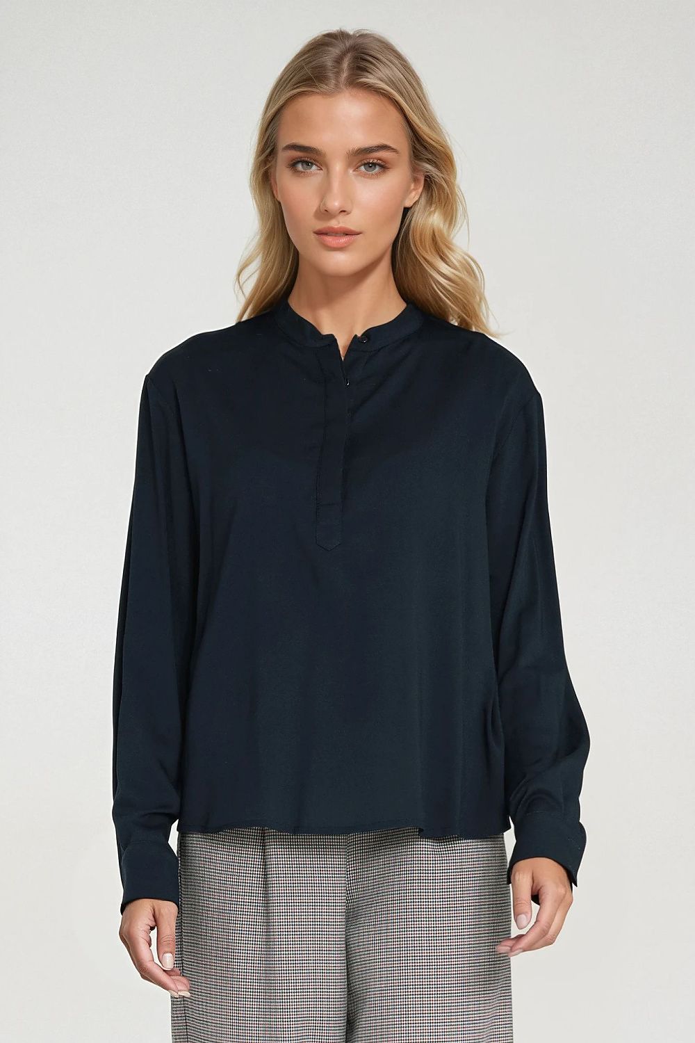   Wiskozowa bluzka polo ze stójką B194 Navy - Nife 
