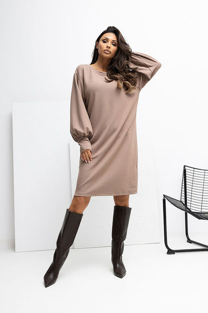  Sukienka Model RV-SK-A1059.17 Dark Beige - Rue Paris 