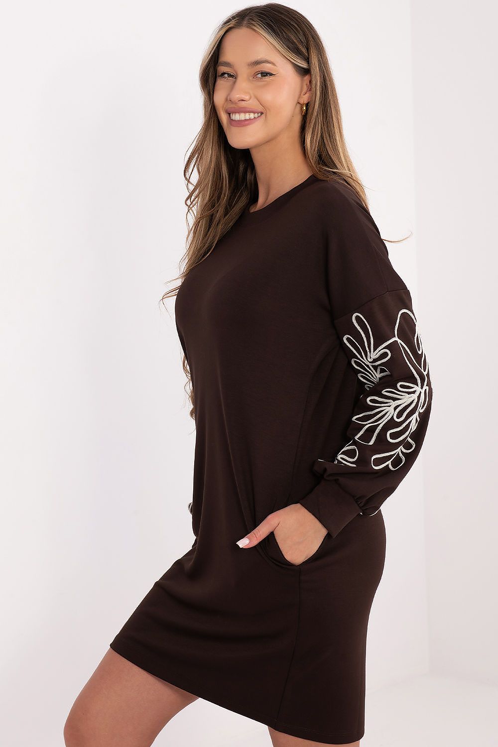  Sukienka Model RV-SK-A1064.95 Dark Brown - Rue Paris 