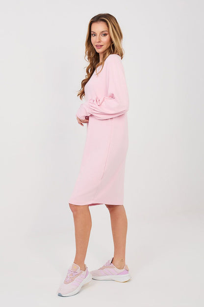  Sukienka Model RV-SK-A1059.17 Light Pink - Rue Paris 