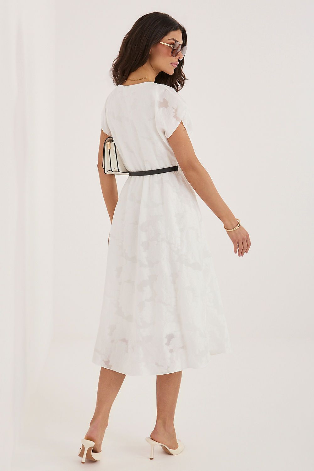   Sukienka Model IT-SK-16060.91 White - Rue Paris 
