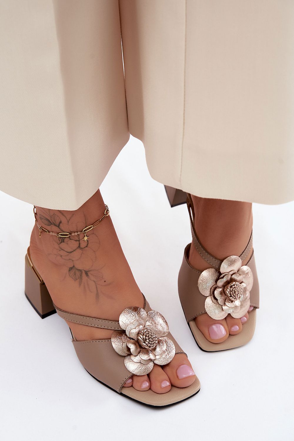  Sandał Klapki Model Catva SFY25134-1 Beige - Step in style 