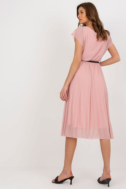  Sukienka Model DHJ-SK-8839-1.23X Light Pink - Rue Paris 