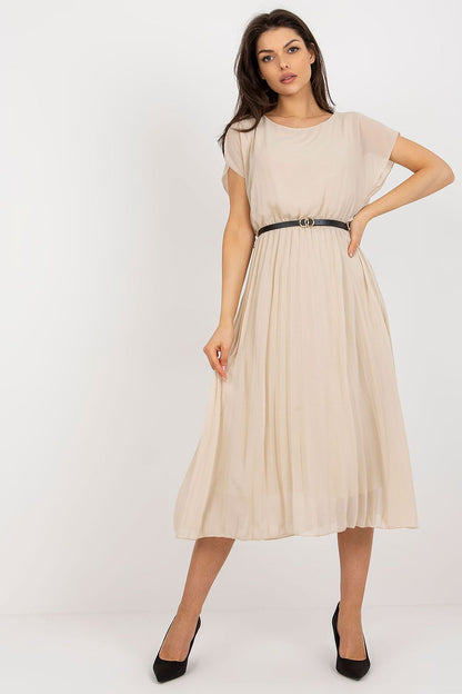  Sukienka Model DHJ-SK-8839-1.23X Beige - Rue Paris 