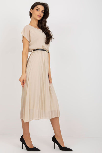  Sukienka Model DHJ-SK-8839-1.23X Beige - Rue Paris 