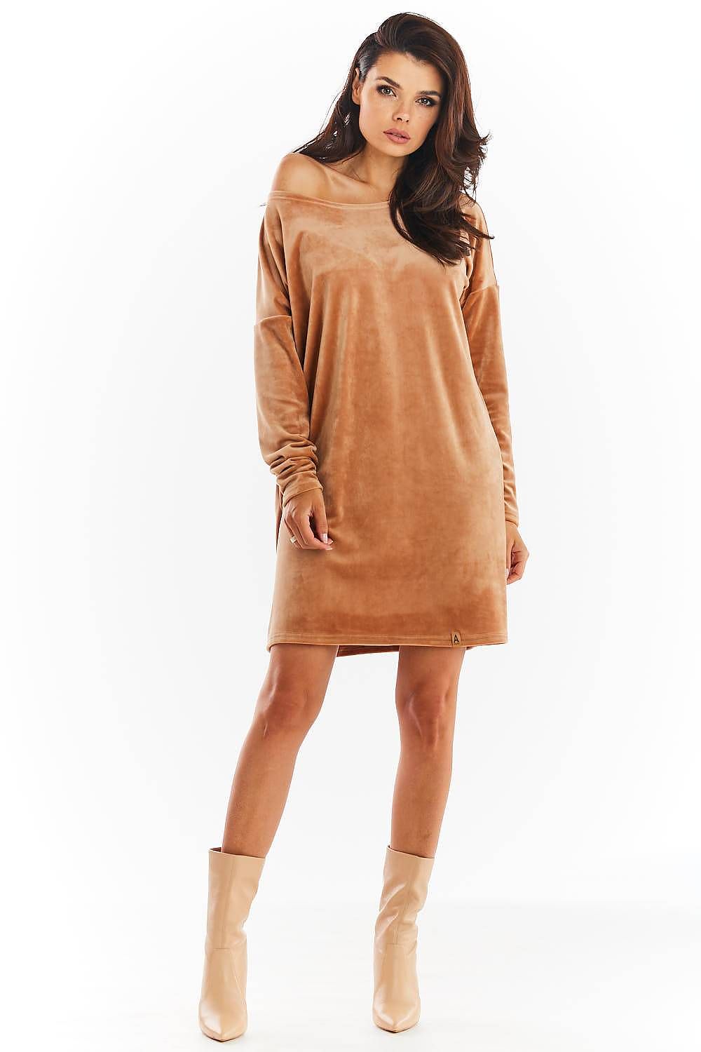  Sukienka Model A370 Beige Welur - awama 