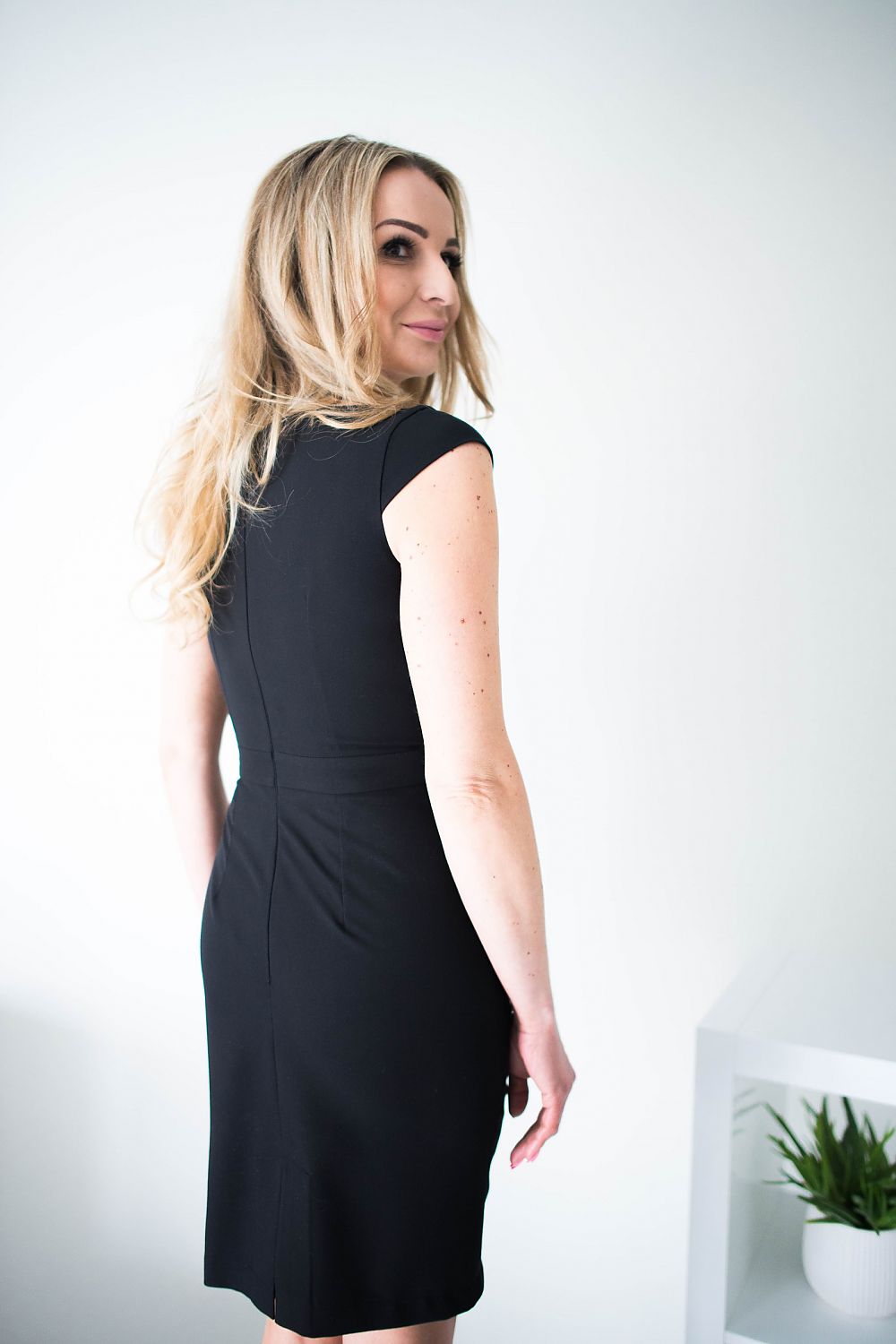  Sukienka Model Oktawia Black - Jersa 