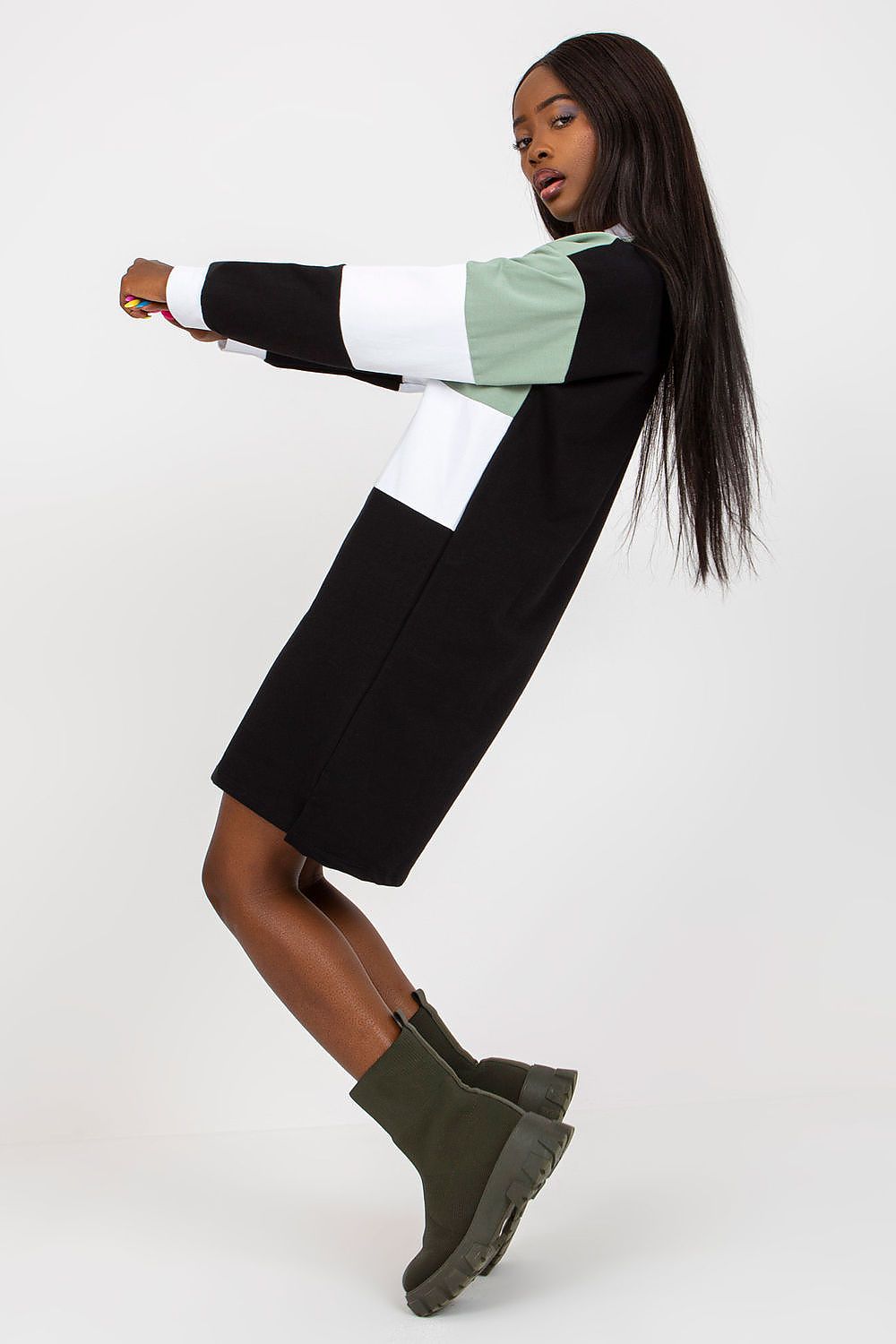  Sukienka Model RV-SK-8072.20P Black/Green - Rue Paris 
