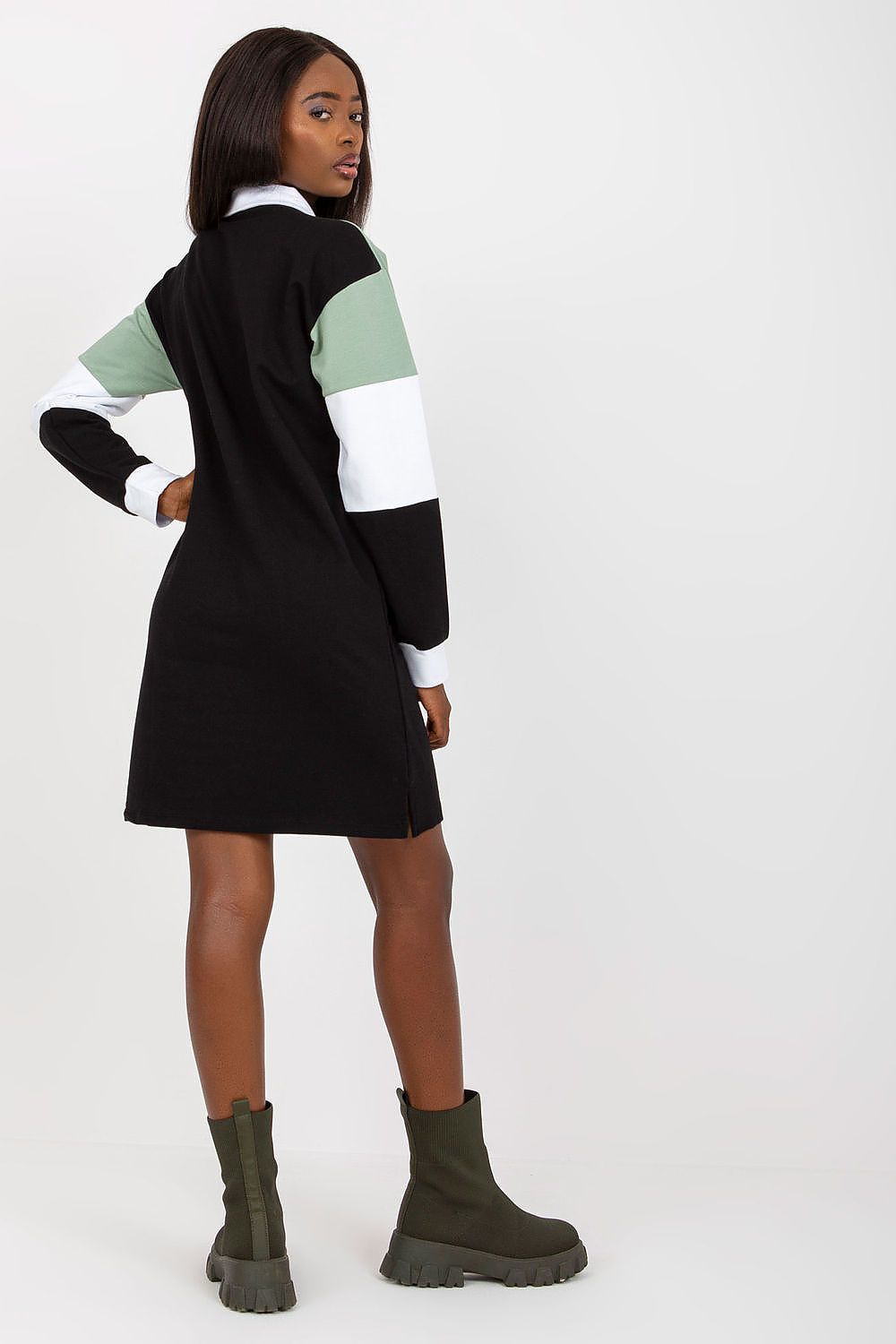  Sukienka Model RV-SK-8072.20P Black/Green - Rue Paris 