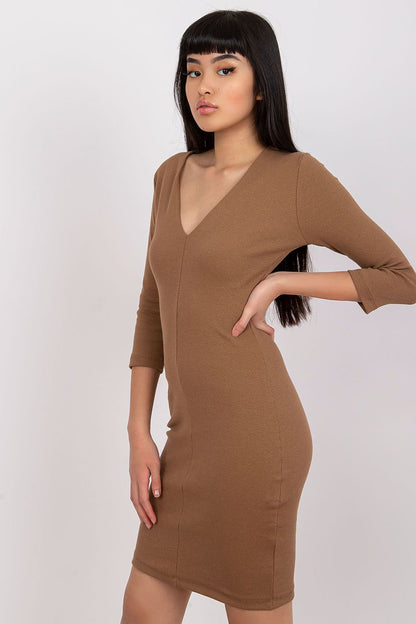  Sukienka Model RV-SK-7454.11P Brown - Rue Paris 