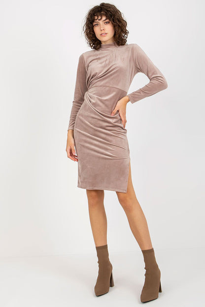  Sukienka Model RP-SK-8207.13X Dark Beige - Rue Paris 