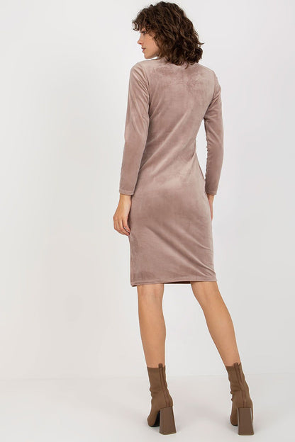  Sukienka Model RP-SK-8207.13X Dark Beige - Rue Paris 