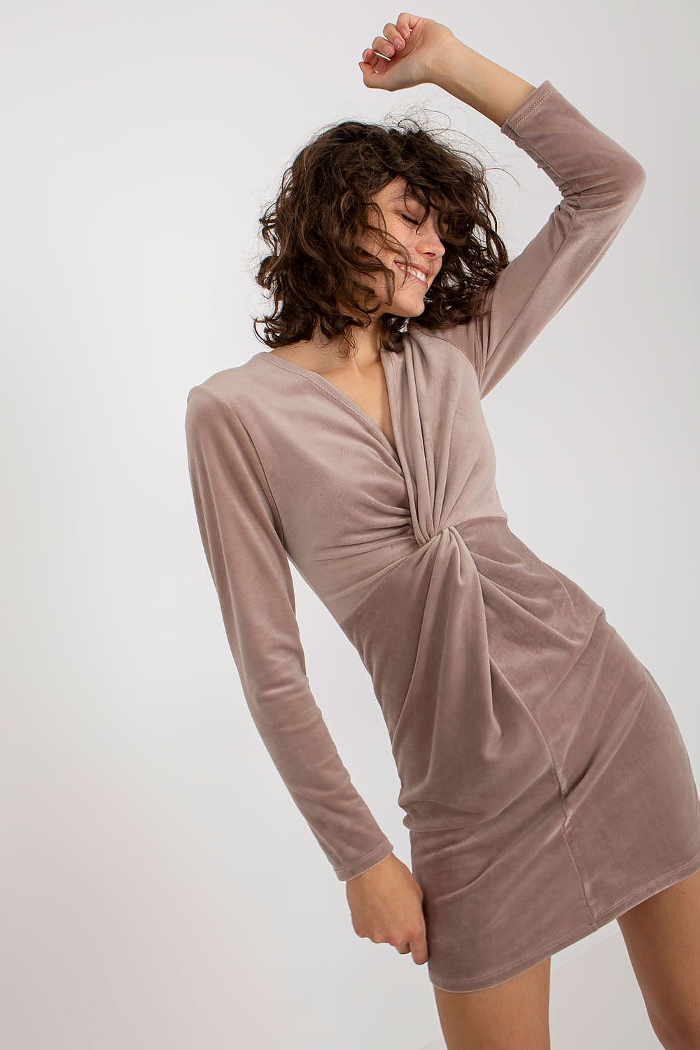 Sukienka Model RP-SK-8157.07 Dark Beige - Rue Paris 