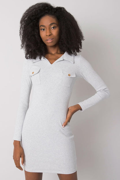  Sukienka Model RV-SK-7435.38 Light Grey - Rue Paris 