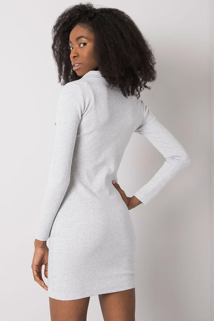  Sukienka Model RV-SK-7435.38 Light Grey - Rue Paris 