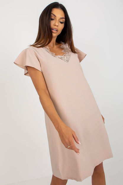  Sukienka Model WN-SK-VE45.09 Beige - Rue Paris 