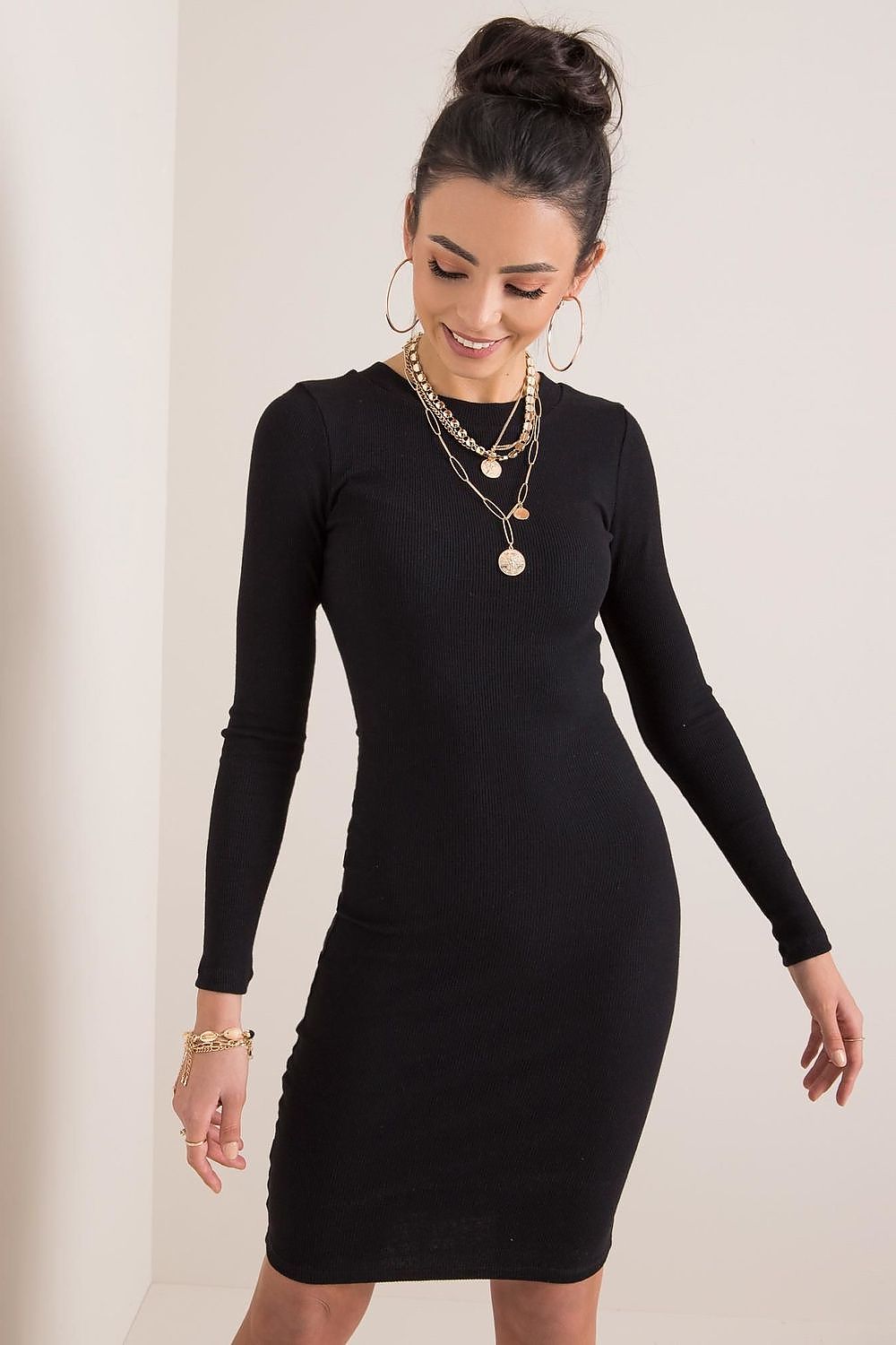  Sukienka Model RV-SK-5131.18P Black - Rue Paris 